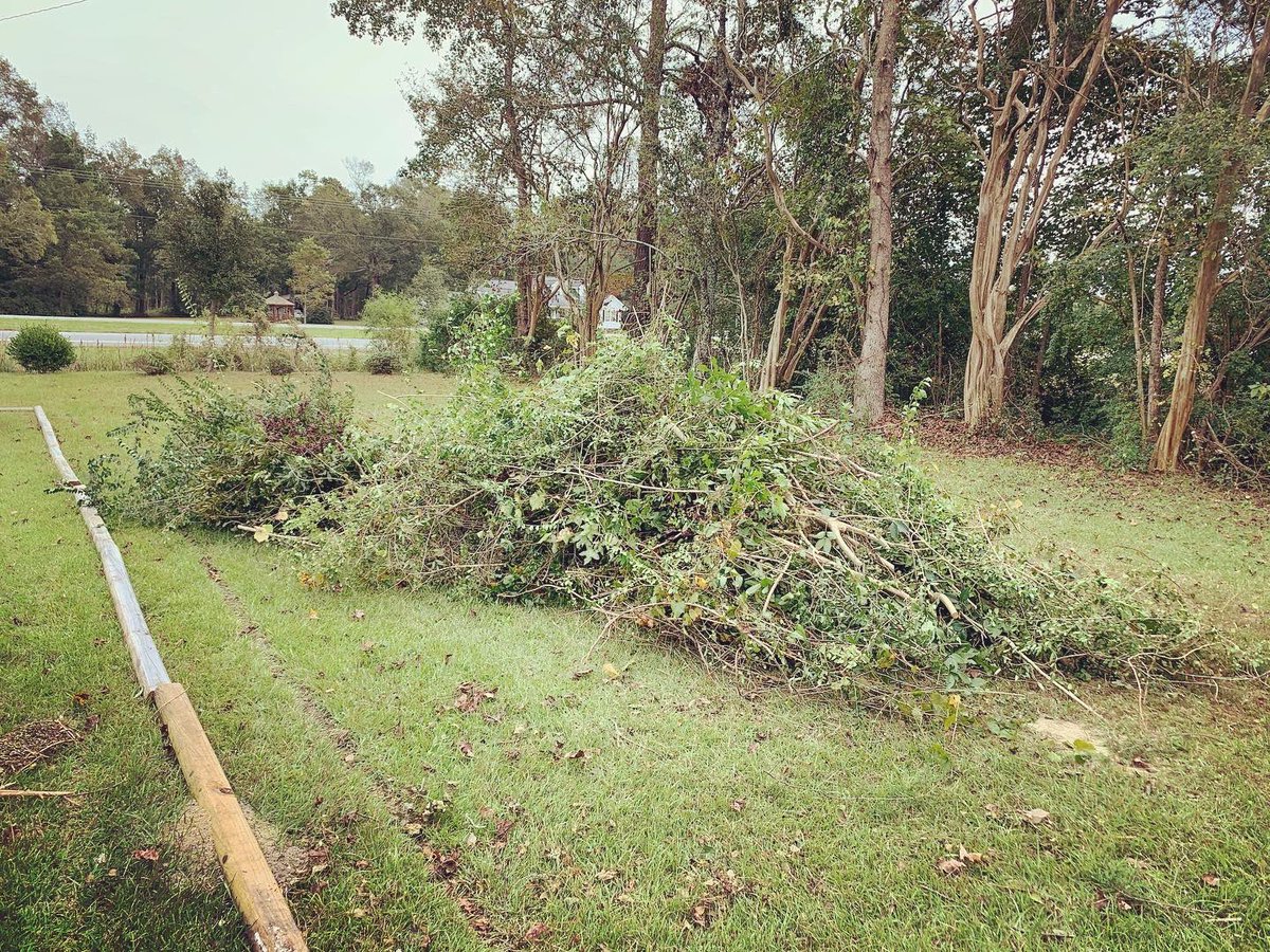 HorryElectric's tweet photo. Commitment to community is one of the cooperative principles! Check out our HEC team that participated in United Way’s Day of Caring! Our crews has been trimming bushes and cleaning up! This shows volunteers the great work happening in the community! #doc2020 https://t.co/dbPBSwLsMQ