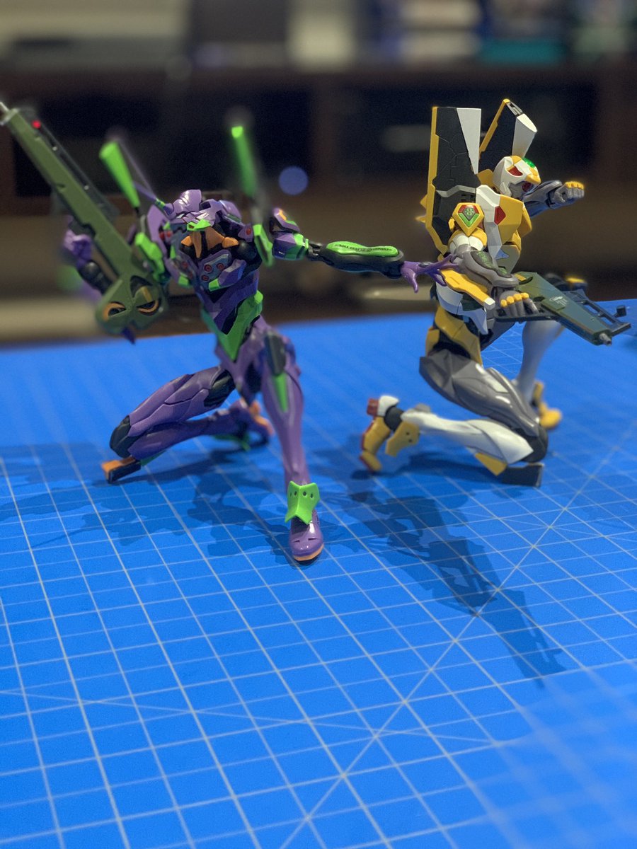 Knowing the Eva Unit 02 will be dual wielding progressive knives, it’s been a challenge to find cool gun poses without an action base.