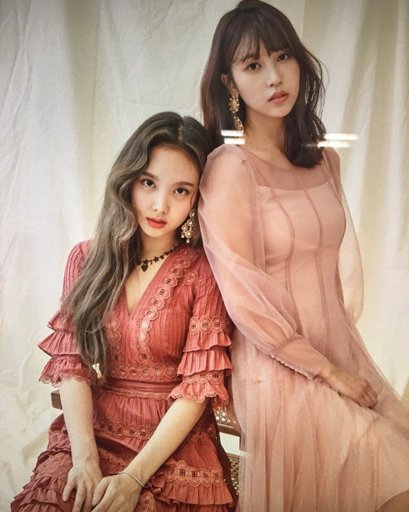 THIS DRESS ON NAYEON + MINA'S DRESS AND HER HERSELF IS JUST SO- POWERFUL????????