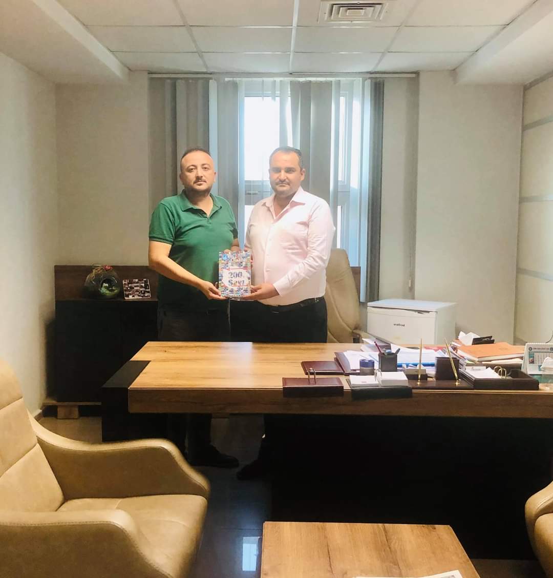 CavusogluKeskin's tweet photo. Ülkü Ocakları Dergimizin şehitlerimize ithaf edilen 200. Sayısını 2017-2019 yılında Mut Ülkü Ocakları Başkanlığı görev alan sayın Soner Kır a Mut Ülkü Ocakları Başkanımız Mustafa Keskin tarafından dergimiz takdim edildi.
#ahte #vefa
#ÜlküOcakları #Mut https://t.co/sbUJFCCpJU