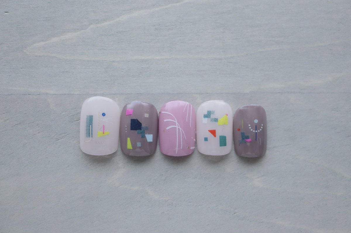 Hokuri Nail Craft もみじ市限定ネイルシールセット バウンス バウンスのセットに入っている3種類を使うとにぎやかなデザインがうまれます お買物は12日 月 17 00から もみじ市オンラインショップにて よろしくお願いします もみじ市 Hokuri
