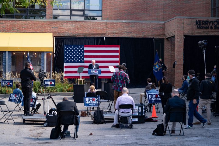PeoplesParty_US's tweet photo. The first photo is Bernie’s rally in Ann Arbor, Michigan on March 8. The second photo is his rally for Biden in Ann Arbor on Monday. 

If Bernie Sanders was running as a People’s Party candidate against Biden and Trump today, he would be the next president of the United States. https://t.co/BySqrv2Hmi