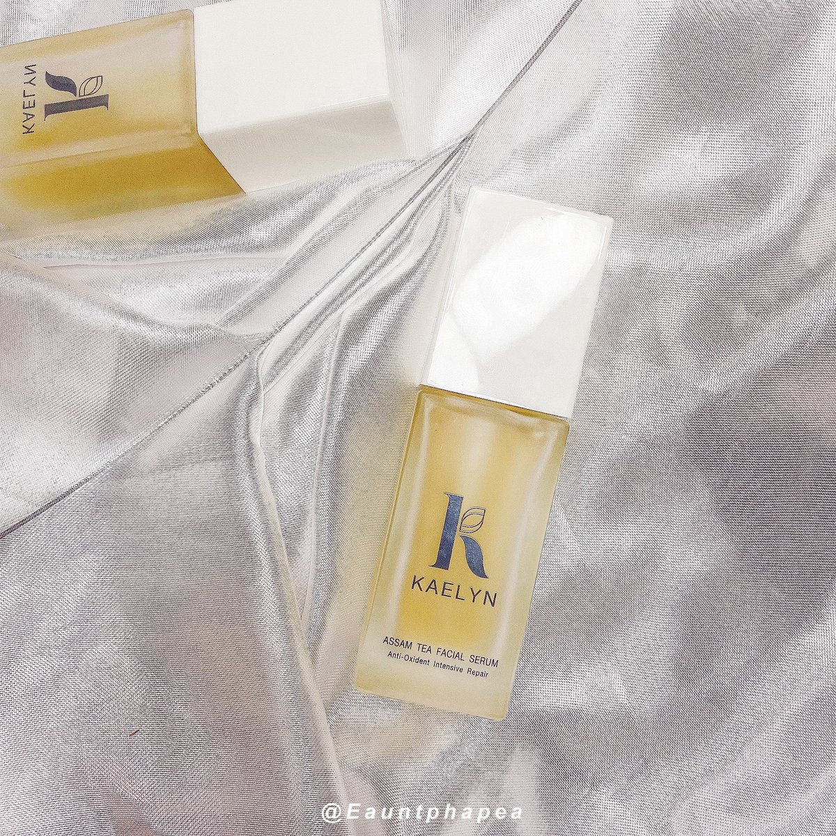 Eauntphapea's tweet photo. #Kaelyn Assam Tea Facial Serum เซรั่มสารสกัดจากธรรมชาติ 8 ชนิด ตัวนี้ช่วยเสริมสร้างคอลลาเจนให้ชั้นผิวหนัง ลงที่ผิวจะลื่นๆเนื้อเซรั่มบางเบาซึมเข้าผิวไว ผิวดูมีออร่าใช้ไปสักพักผิวจะกระจ่างใสขึ้น ที่ชอบคือไม่มีแอลกฮอล์,น้ำหอม,พาราเบน ผิวแพ้ง่ายก็ใช้ได้ ปังสุด #เซรั่มจากชาอัมสัม https://t.co/9B1pb3lyxl