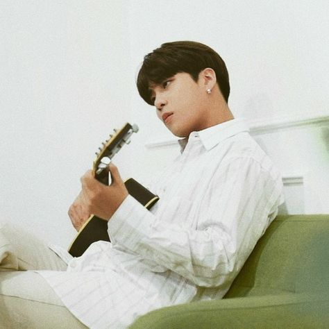 jongho with his guitar <33333333