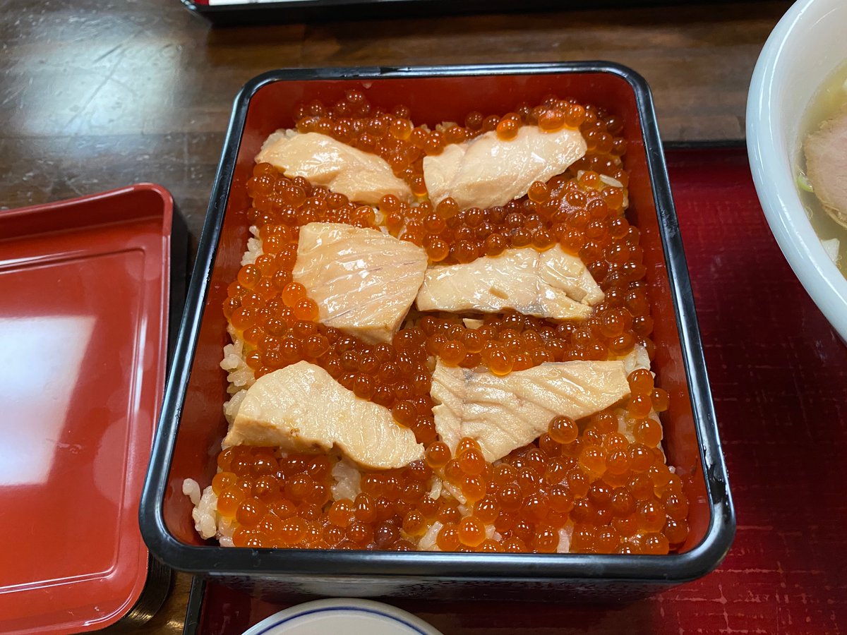 さいとう あきら 今年84杯目のラーメン 天然だしらーめん潮の音 名取市ではらこ飯 潮らーめん 今週で終わりのはらこ飯 開店前から並びが出来ていました もちろん目当てははらこ飯 いくらはぷちぷち 鮭はふっくら 鮭の旨味が染みた炊き込みご飯と