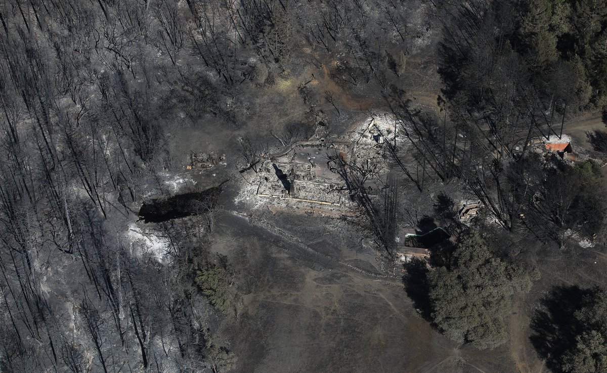 unleashedff295's tweet photo. I can't stress enough how important it is to have defensible space around your home. It can be the difference in your home burning to the ground vs maybe some new siding. It's no guarantee, but it can significantly increase the likelihood of your house surviving. #GlassFire https://t.co/cxWoTM1GJk
