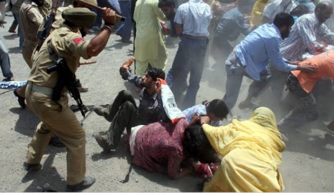 HARYK27's tweet photo. This is just a one pic from Indian occupied Kashmir 😥 India🇮🇳is a biggest terrorist country and support terrorism in Asia, specially in Pakistan 🇵🇰❤
@FATFNews Open Your Eyes👀
#FATFBLACKLISTINDIA 🇮🇳
#FATFWhitelistPakistan 🇵🇰 https://t.co/9hNZniwa7n