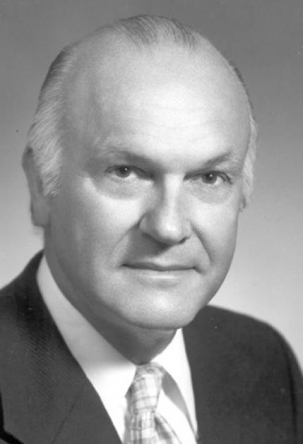 Harry Wesley Coover Jr. (1997-2011) estudió química e hizo un doctorado en Química Orgánica en la Universidad de Cornell con una tesis sobre la síntesis comercial de la vitamina B6