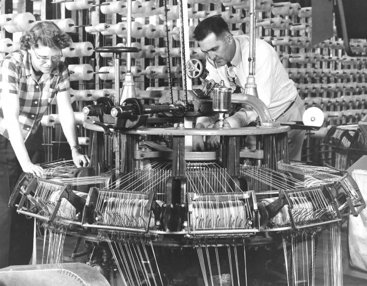 En 1951 Coover y sus colaboradores se pusieron a investigar con el cianoacrilato, un compuesto patentado en 1942 por la Goodrich Corporation para ser utilizado como plástico transparente, inicialmente en miras telescópicas de armas