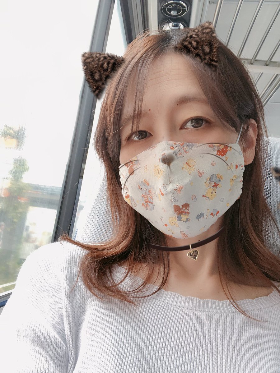 なおやん V Twitter 前髪が決まらなくて どんよりの顔 髪の毛が細くなって すぐペタンってなるのは 老化現象なんだろか おでこのシワとか 首元の皮とか 顎なんかのたるみ 白髪は生えなくても こんなとこに年齢が出る 若くない私も 愛おしく思っているけど 年