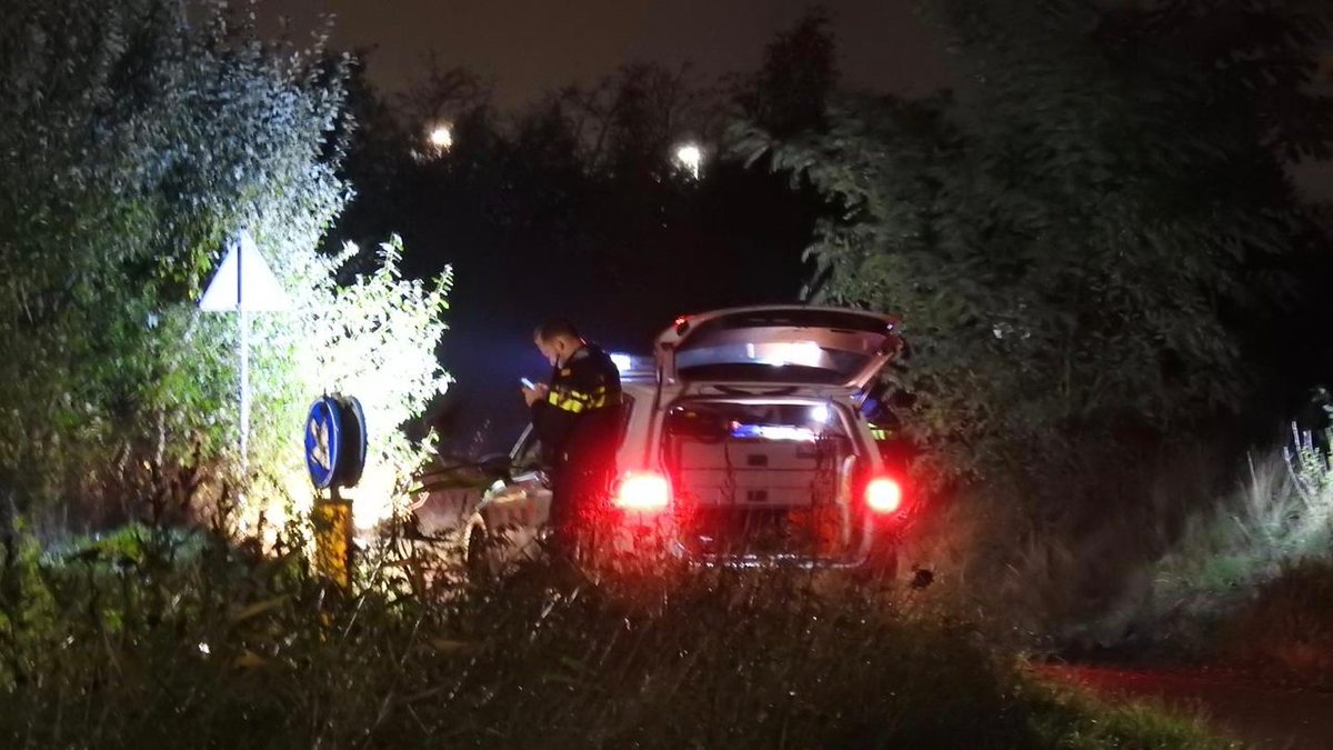 De politie is op zoek naar drie mannen na een beroving in het buitengebied van Belfeld. ..