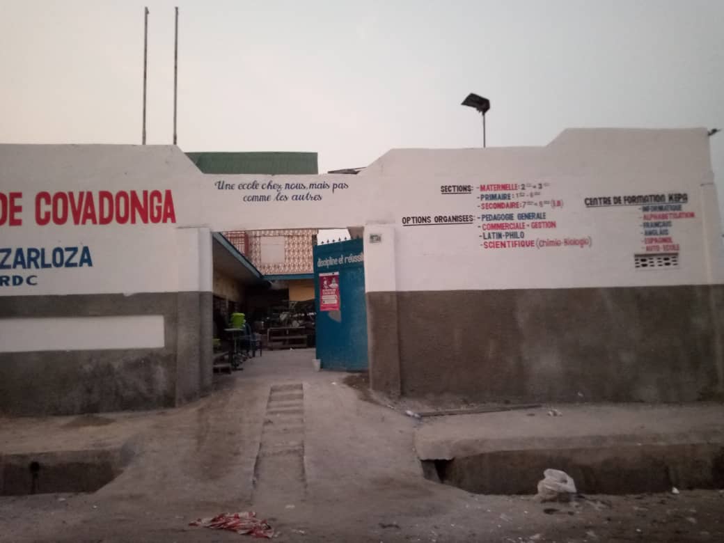 Tracaf's tweet photo. 'Calentando motores' estamos en el colegio de #Covadonga - #Kinshasa: ante el inicio inminente del curso escolar y en medio de la pandemia, se ha rehabilitado el centro y se está adoptando medidas de protección frente al #COVID19. Esto es posible gracias a nuestros colaboradores https://t.co/KQlXq5Brxl