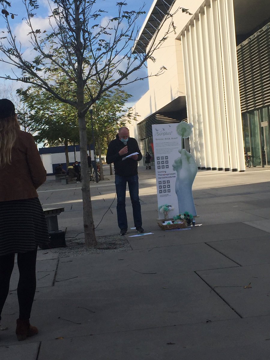 Mooier afsluit van de week van de #ggz door getuigenissen van ervaringsdeskundigen in <a href="/Stad_Roeselare/">Stad Roeselare</a>! #surpluskwadraat <a href="/DigitalHealthBE/">#BeHealth</a>