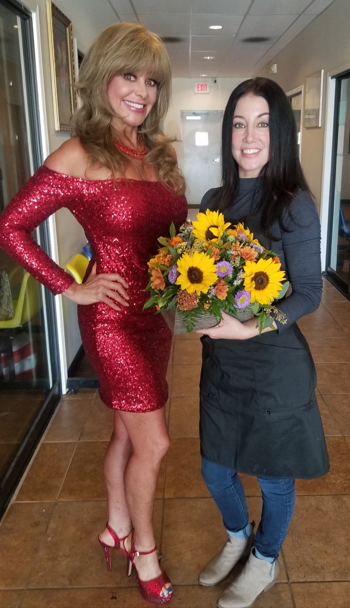 SierrapScott's tweet photo. Now more than ever we need to support small businesses.  Thank uou to Shanoha Hansel and Smart Tan for transforming me! As a skin cancer survivor I can't lay out in the sun but that doesn't mean I can't have a healthy glow. #smarttan #supportsmallbusiness #buylocal #SupportLocal https://t.co/W34yse6Pgq