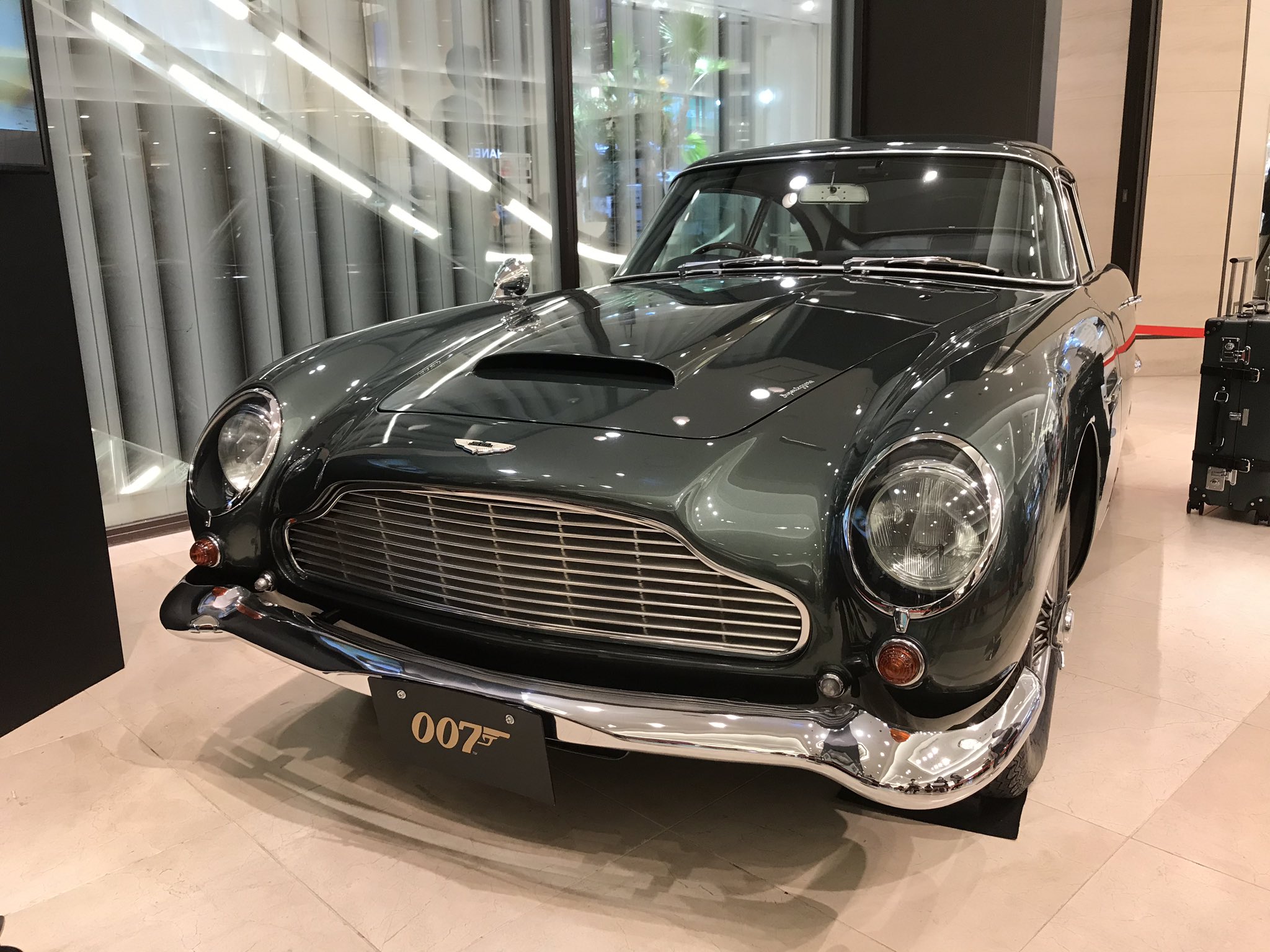 フリフリ 仕事帰りに阪急うめだ本店に寄ったら グローブ トロッター の 007 ノー タイム トゥ ダイ 劇中使用トラベルケースとアストンマーチンdb5が 13日までだそうです T Co Dv9suase5x Twitter