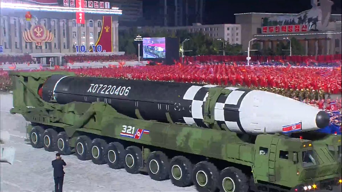 I can't count. ELEVEN axles. This is a monster of a missile.