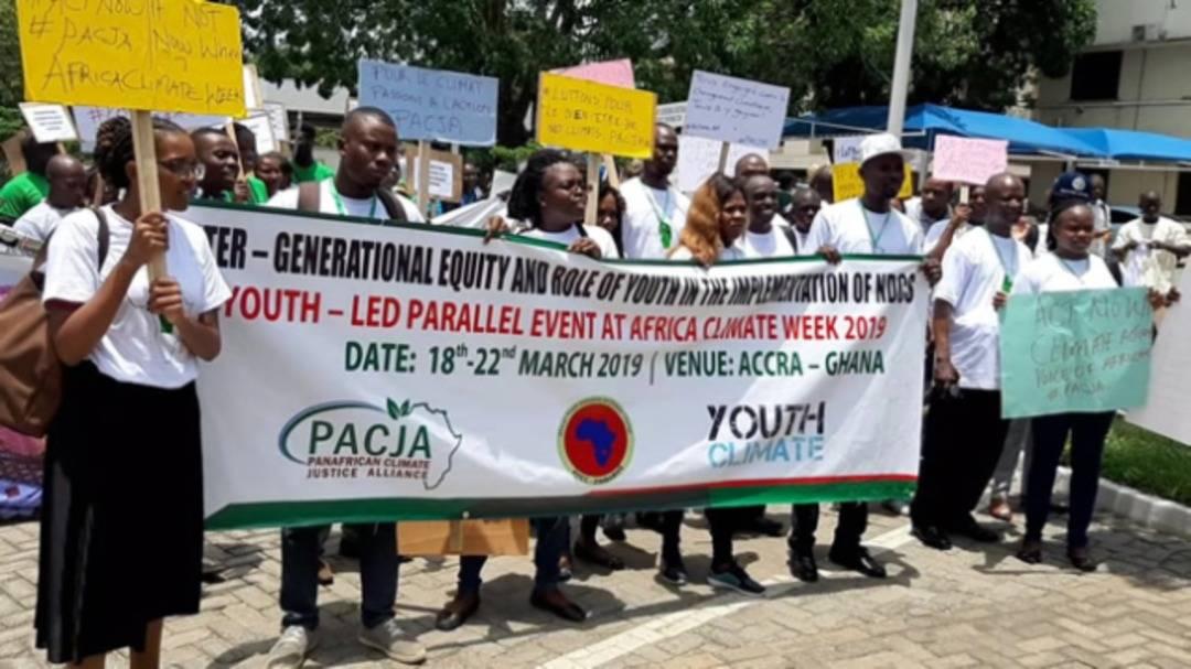 GlennKAFOULA's tweet photo. La #justiceclimatique ne doit pas être perçu comme un #frein au #développement de l'#Afrique.
Il est plutôt question d'#adopter un #développerresponsable, c'est à dire #soucieux du #respect et de la #protection de l'#environnement.
@Sida
@mithika_mwenda
@PACJA1
@roscevac https://t.co/vD5waZd6I4