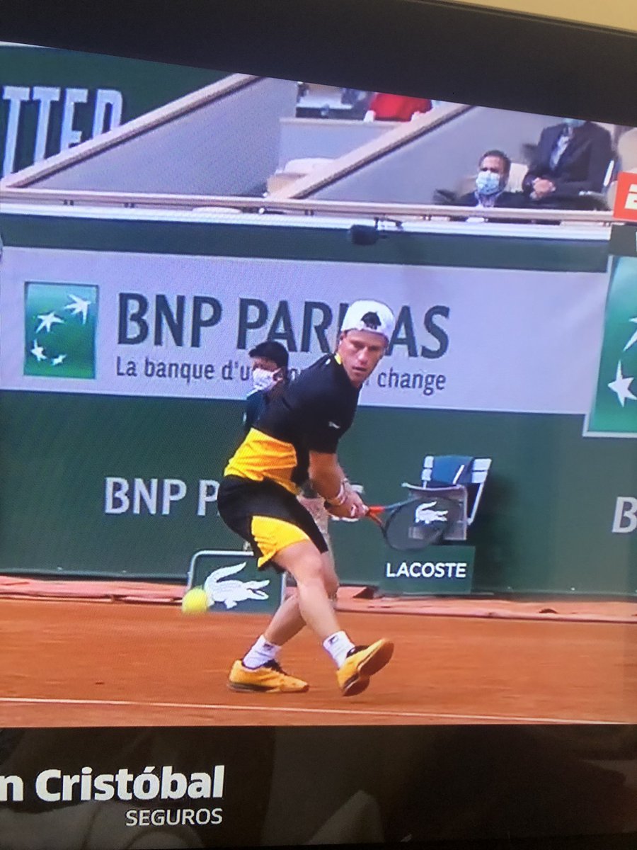 GiacoDiego's tweet image. El Peque ganó usd499.000 por semis de RG. Si los trae a Argentina, se los pesifican a $77 (cambio 8/10, paga 35% de ganancias y le quedan $24.900.000. Luego los compra BLUE a $155 (cambio 8/10). Le quedan usd160.000. Es como que perdió en 3ra ronda! Se afanan tu esfuerzo.