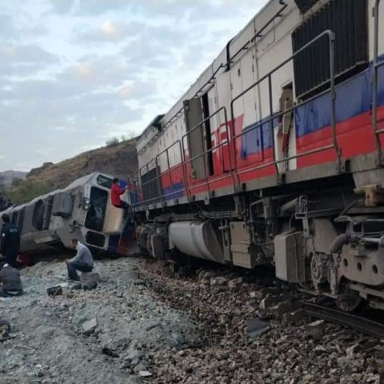 10.10.2020 tarihinde saat 06:25'de Kalecik İstasyonunda 23012 Trenin giriş sinyalinde bulunan 53507 Trene çarpmasıyla meydana gelen kazada vefat eden makinistlerimize Allah'tan rahmet yaralı makinistlerimize acil şifalar diliyoruz.