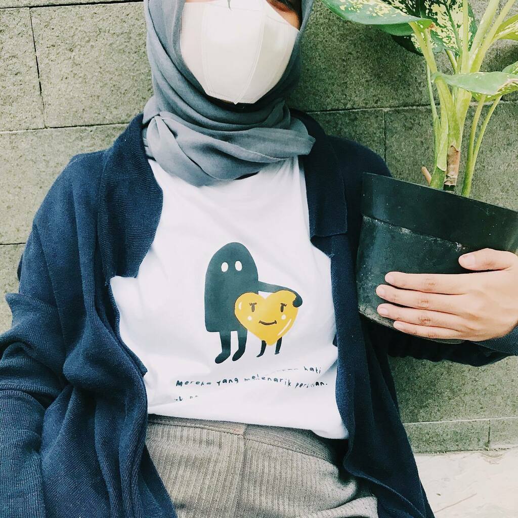 Masih banyak orang yang kurang peduli sama kesehatan mental, menganggap itu hal yang tak ada dan dibuat-buat. Padahal, kalo kita bisa lebih peduli sama kesehatan mental diri kita dan orang lain, percayalah itu akan bikin hati lebih tenang.
-
Happy Mental Health Day! Jadi ora…