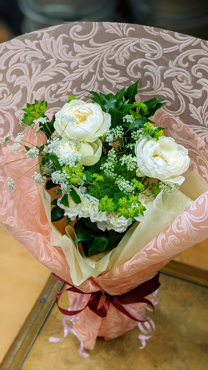 フラワーショップ花凛 ブーケ バラ ホワイトレースフラワー ブプレリウム カーネーション テマリソウ アセビ グローカル 花束 生花 フラワーギフト フラワーアレンジメント