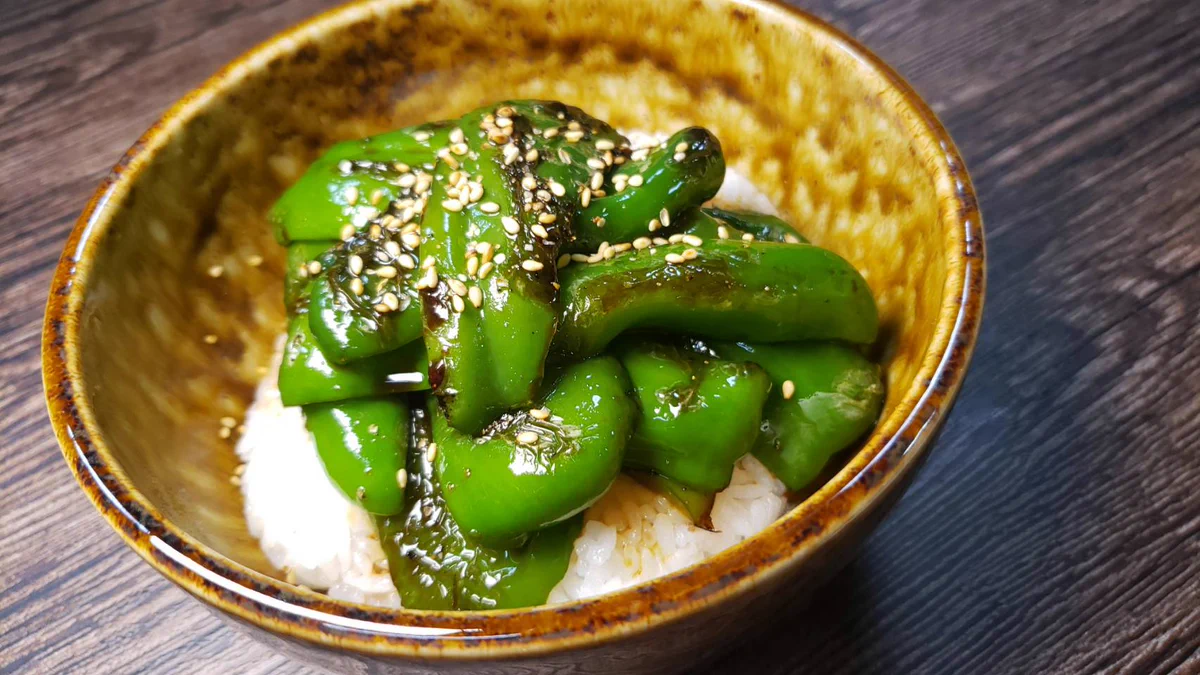 ピーマンなのにごはんが進む？！お肉がなくても美味しい「ピーマン丼」のレシピ！