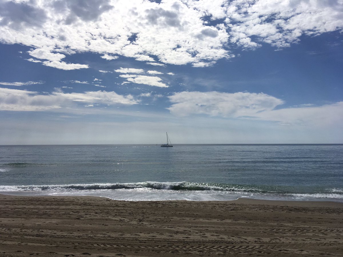 MartinBeckley's tweet photo. Sea therapy is the best! 🌊 #waves #MentalHealth #WorldMentalHealthDay https://t.co/40cRFTJGZ5