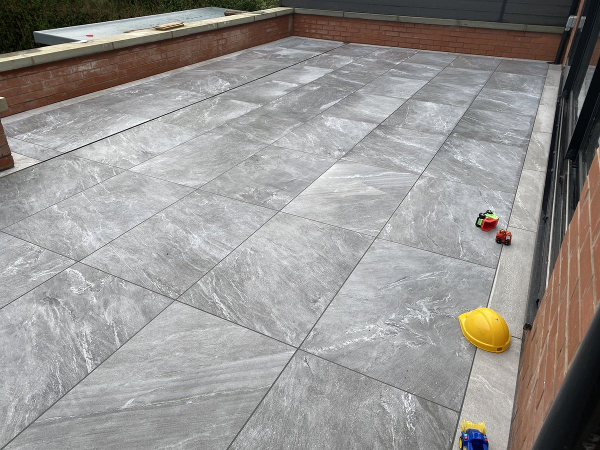 pdgstonecraft's tweet photo. Not been the best weather for laying porcelain &amp; with water cascading down someone else’s step footings it was to say a bit of a challenge, got there in the end &amp; l’m very pleased #porcelain #fugabella #fugapave #pedalo #washboy #northwest #paving https://t.co/yxQwC7var6