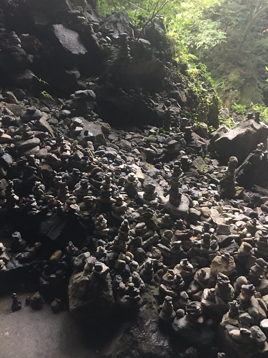 やんやん ピョンちゃん推し 天岩戸神社 みんな石積みあげるのうまくない 俺やってみたけどなかなかバランスむずいぞ まあ天照大御神がいたところらしいから自然もすごいし洞窟の大きさにはびっくりしたわ あと高千穂の川の水はきれいだわ