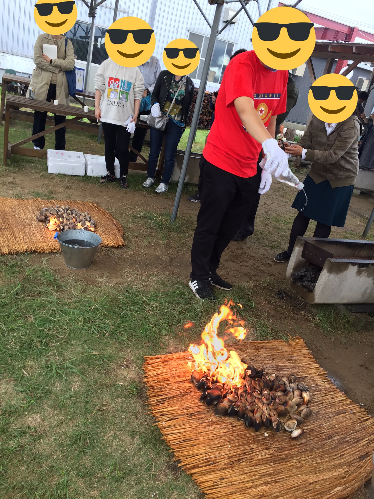 星野 旧共産遺産と未承認国家 ハマグリのガソリン焼き いやはや激しかった 思いの外ふっくら美味しく焼けていてそしてガソリン の味がするかと言ったらそうでなくて驚いた 高温で焼ける為飛んでしまうらしい ひとつだけちょっとガソリンの味がしたがまぁ 星野 旧共産遺産と未承認国家 ハマグリのガソリン焼き いやはや激しかった 思いの外ふっくら美味しく焼けていてそしてガソリン の味がするかと言ったらそうでなくて驚いた 高温で焼ける為飛んでしまうらしい ひとつだけちょっとガソリンの味がしたがまぁ