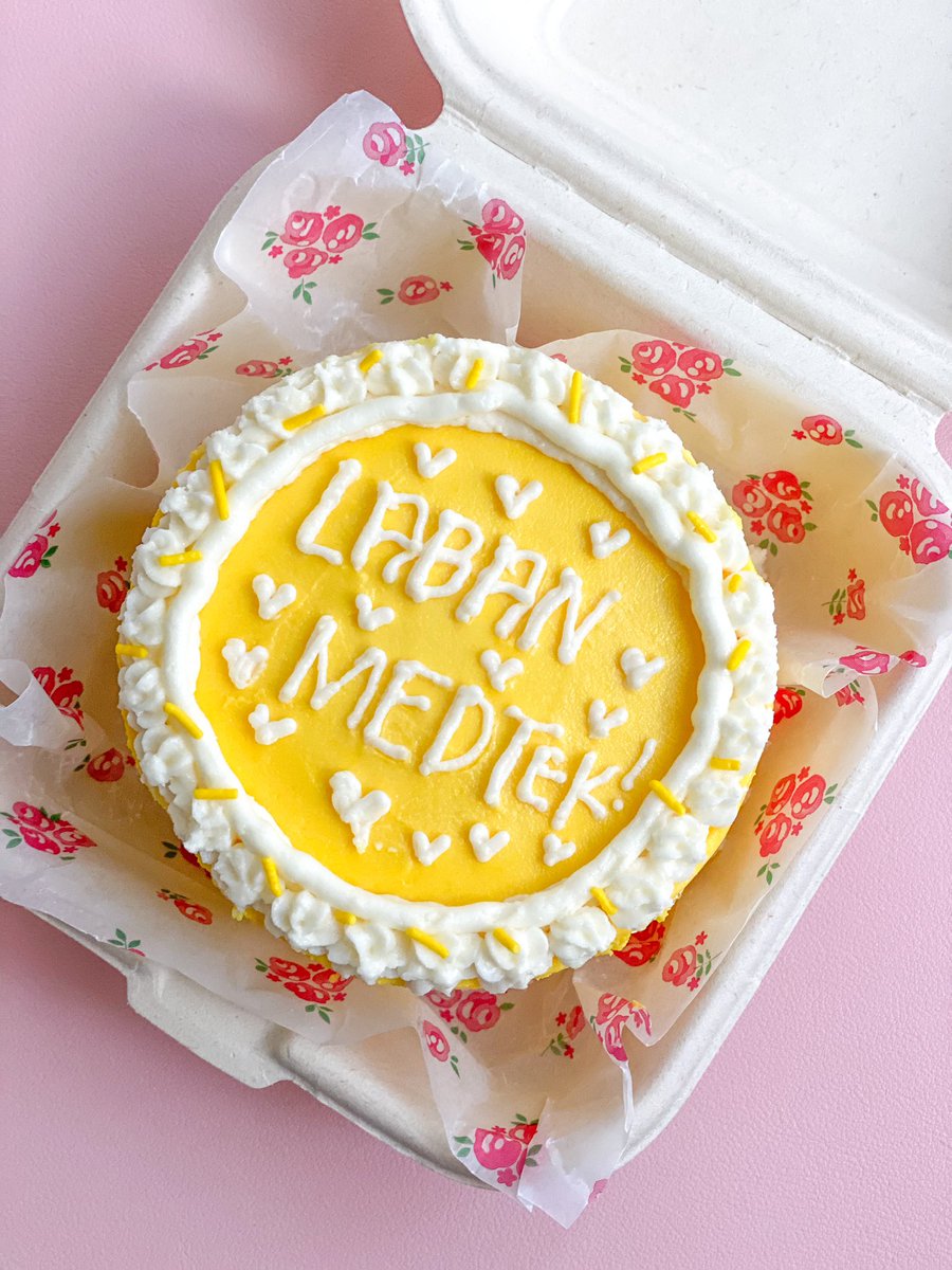 iamfilconey's tweet image. Baked a kawaii cake for all my students who will be taking their first ever online Midterm Exam next week💛 Miss seeing all of you in person! ✨ God bless on your exams! #LabanMedtech