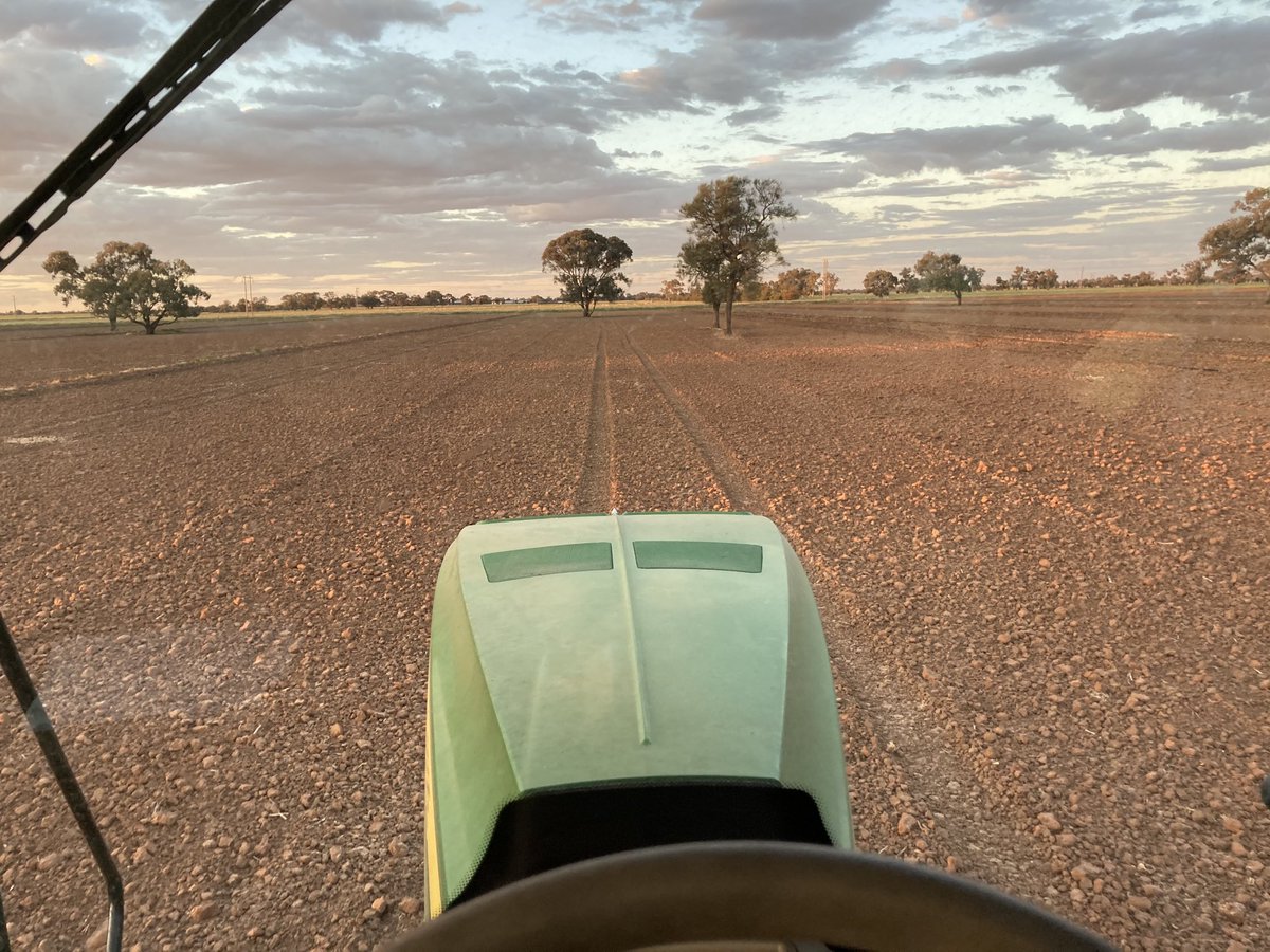 ChellewJames's tweet photo. Back into a bit Striptilling #JohnDeere #Kuhn #8370RT https://t.co/mw9W6c6Ymn