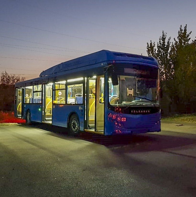 RussianPatrio17's tweet photo. The first photos of ready-made #Volgabus 5270G2 buses for #Novokuznetsk at the factory in #Vladimir. In total, the #Piteravto ordered 136 such buses. https://t.co/3LgXd1ksO4