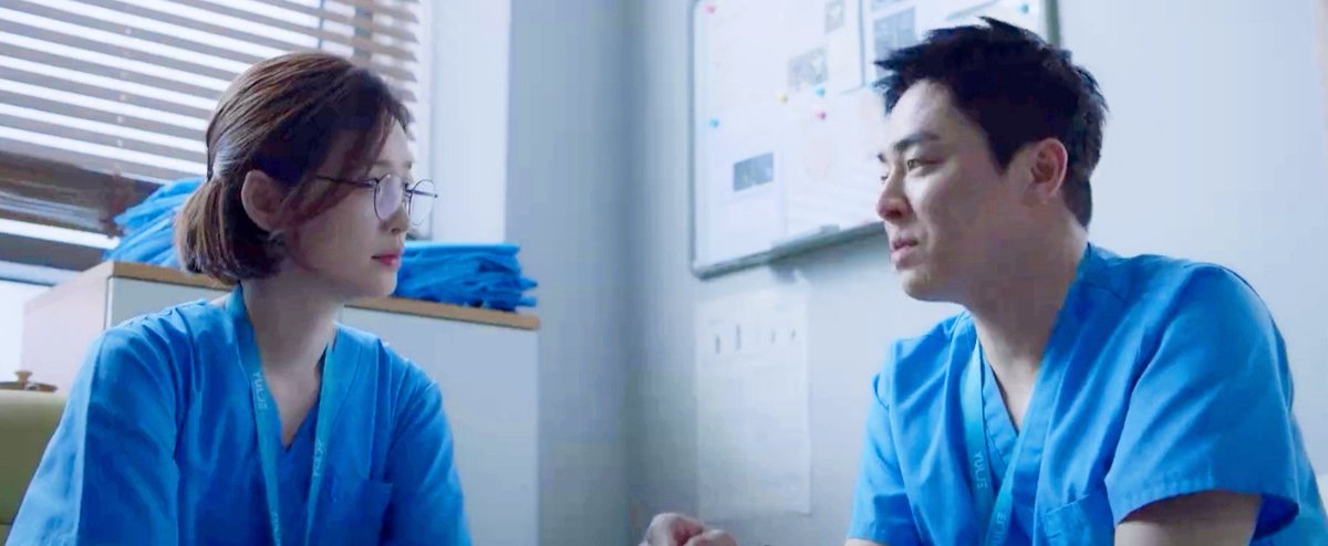Shin PD inserts an interesting scene between Ikjun and Songhwa that different from the other 3 boysIt shows how she treats Ikjun different from other #IkSong​ #HospitalPlaylist