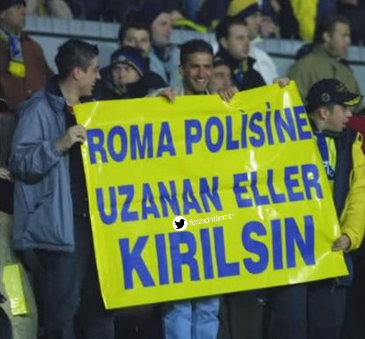 Dün; Roma polisi Galatasaray futbolcularına saldırır;

"Roma polisine uzanan eller kırılsın."

Bugün; YALAN, YANLIŞ, AHLAKSIZCA bir haber yapılır, Marcao'nun muhattabı Halil Dervişoğlu haberi yalanlar;

"Elin kırılsın Marcao."

Siz mi Milliyetçisiniz? Geçiniz.