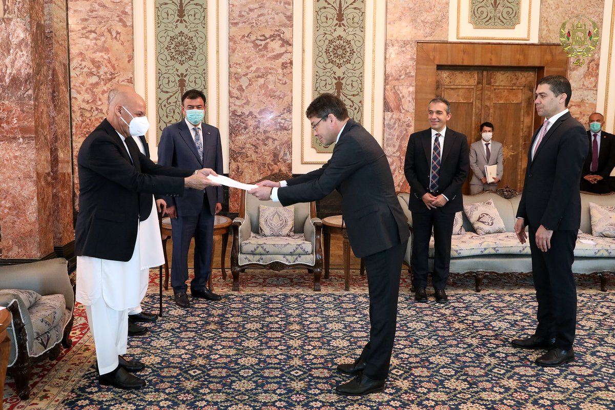 ARG_AFG's tweet photo. د افغانستان د اسلامي جمهوریت جمهوررئیس محمد اشرف غني نن له غرمې مخکې په افغانستان کې د ناروې سفیر وولي انډرېس لېنډمن، د سویس نااستوګن سفیر بینیډکټ ډي سېرجټ، د سویډن د نوي سفیر ټورکل سټېرنلوف او د هند د نوي سفیر رودریندرا تندن باورلیکونه ومنل. https://t.co/8WZGVYzPDA