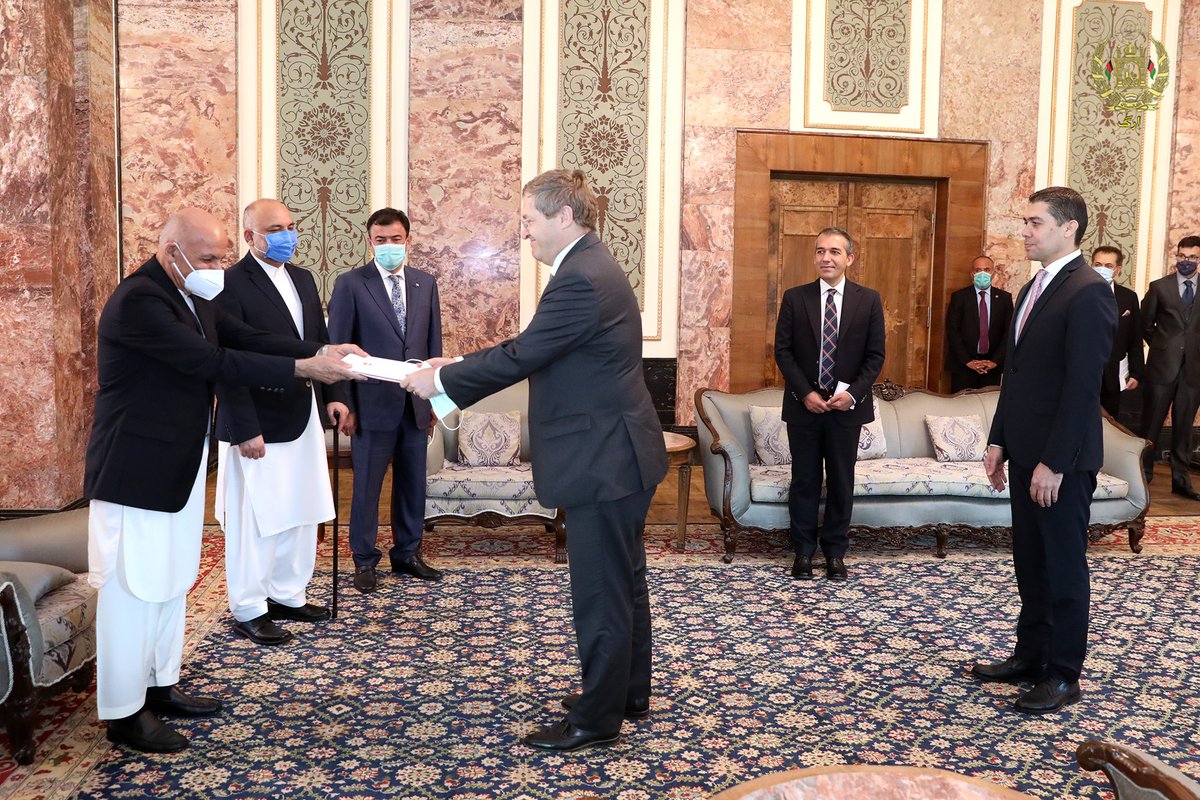 ARG_AFG's tweet photo. د افغانستان د اسلامي جمهوریت جمهوررئیس محمد اشرف غني نن له غرمې مخکې په افغانستان کې د ناروې سفیر وولي انډرېس لېنډمن، د سویس نااستوګن سفیر بینیډکټ ډي سېرجټ، د سویډن د نوي سفیر ټورکل سټېرنلوف او د هند د نوي سفیر رودریندرا تندن باورلیکونه ومنل. https://t.co/8WZGVYzPDA