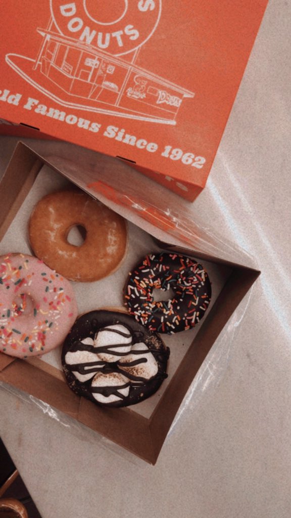 lostinthecaff's tweet photo. โดนัทเค้าอาจจะเนื้อไม่ปังเท่า Krispy kreme แต่เรื่องรสชาติ รูปแบบโดนัท มีให้เลือกหลากหลายมาก แล้วคืออร่อย ซอสเข้มข้น หอม ไม่งกtoppingด้วย😋 
แต่ถ้าใครไม่ชอบกินหวานมาก อาจจะไม่ชอบเพราะซอสเค้าค่อนข้างเข้มข้น ก็หวานเอาเรื่องอยู่ระดับนึง #lostinthecaff https://t.co/rCrzqQUuTY