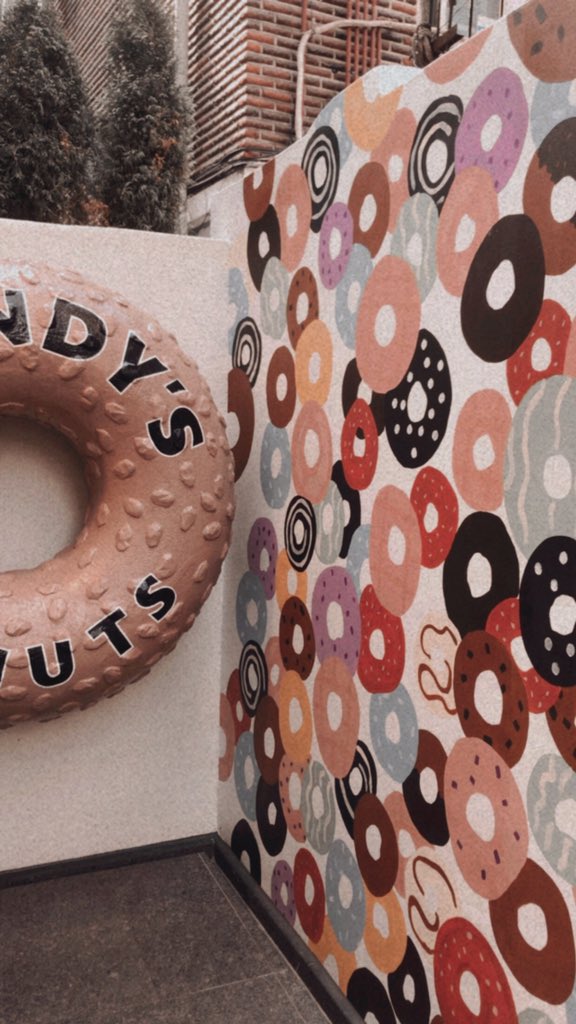 lostinthecaff's tweet photo. โดนัทเค้าอาจจะเนื้อไม่ปังเท่า Krispy kreme แต่เรื่องรสชาติ รูปแบบโดนัท มีให้เลือกหลากหลายมาก แล้วคืออร่อย ซอสเข้มข้น หอม ไม่งกtoppingด้วย😋 
แต่ถ้าใครไม่ชอบกินหวานมาก อาจจะไม่ชอบเพราะซอสเค้าค่อนข้างเข้มข้น ก็หวานเอาเรื่องอยู่ระดับนึง #lostinthecaff https://t.co/rCrzqQUuTY
