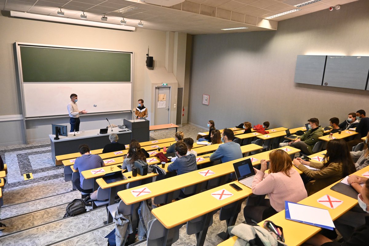 KemmelEmile's tweet photo. Ce matin, @NicoMartinFC est face aux étudiants du @MasterJMN de l'@Univ_Lorraine pour parler de la radiographie du coronavirus menée durant le confinement, de son émission @lamethodeFC, et plus largement de journalisme scientifique
#OBSWEB https://t.co/tgBqatY7C4