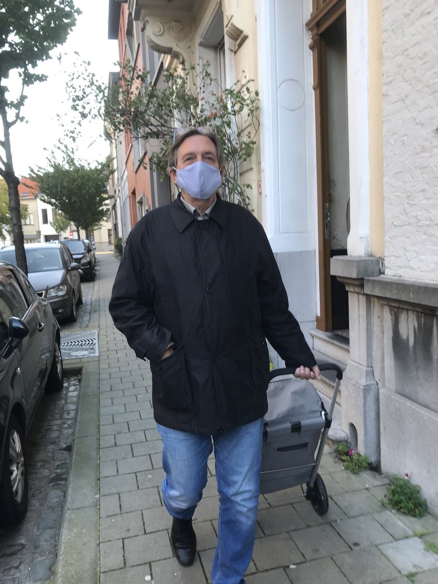 Dirk_Lauwers's tweet photo. Practice what you preach? Ik heb er tegenwoordig geen moeite mee om de auto op stal te laten. Vorige week alle werk via Zoom, Teams, webinars en goeie oude telefoon. In de stad alles met fiets, soms de tram. En te voet uiteraard. En winkelen? Geen hypermarkten meer. Buurtwinkelen https://t.co/5EZz38nk90