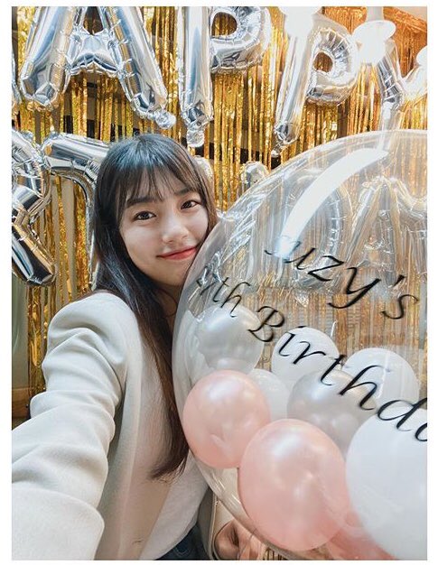 Wahhh so pretty! Happy Birthday to Korea s Nation First Love uri Bae Suzy! She looks so happy!      