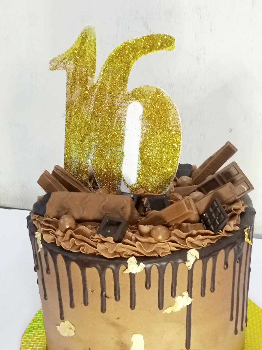 Harshabeecakes's tweet image. We kept 16 One thousand naira notes inside this yummy chocolate cake to celebrate the sweet 16 for a sweet baby girl 😍
.
.
.
.
.
#Harshabeecakes #cakesinlagos #chocolatecoveredstrawberries #moistchocolatecake #Nigeria