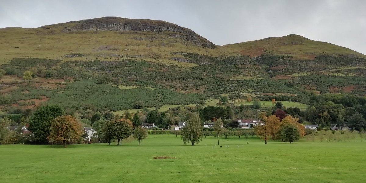 JackiDowie's tweet photo. Different location for #meandmydog this morning. Reason: MOT for hubby's car @brookestreetmotors. Beautiful colours in #CochranePark and our #OchilHills. #clacks #Scotland https://t.co/seGvHyp9kV