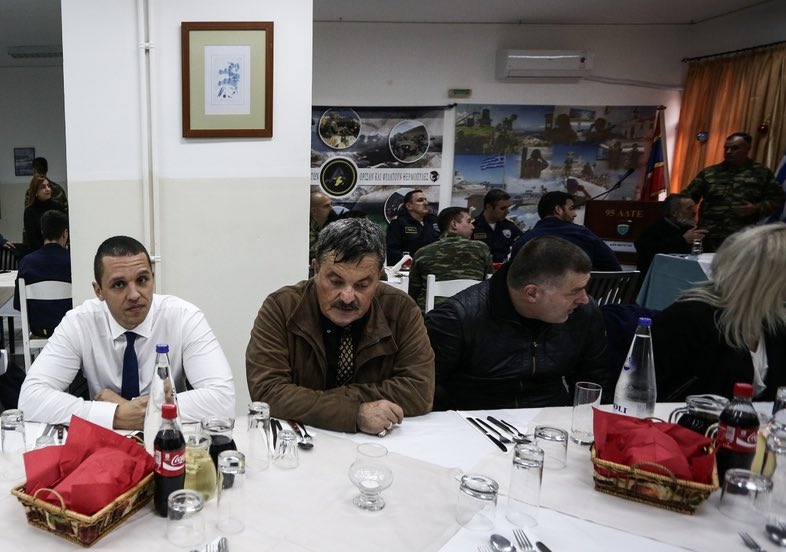 Ouinston's tweet photo. "Μετά το κοινό τους ταξίδι στην Ρω, οι βουλευτές ΣΥΡΙΖΑ και Χρυσής Αυγής, αφού συνέφαγαν και στάθηκαν προσοχή δίπλα-δίπλα για να τιμήσουν την πατρίδα, κατέληξαν ότι οποίος ακολουθεί τον Κασιδιάρη στο FB είναι Ναζί, ενώ οποίος πηγαίνει μονοήμερες εκδρομές μαζί του είναι αντίφα". https://t.co/8nAyyWx7mI
