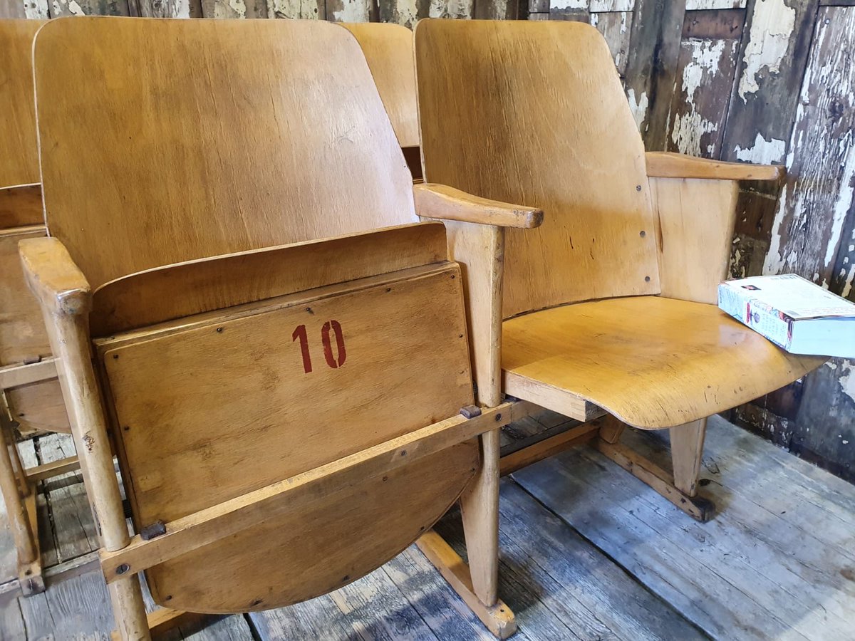 Saturday Night at the movies!
#steambent #cinemaseats #vintagecinemaseats #vintagetheatreseats #steambentcinemaseats #woodencinemaseats #benchseating #dining #hallway #reception #cafe #bistro #restaurant #familydining #movienight #goodvibes