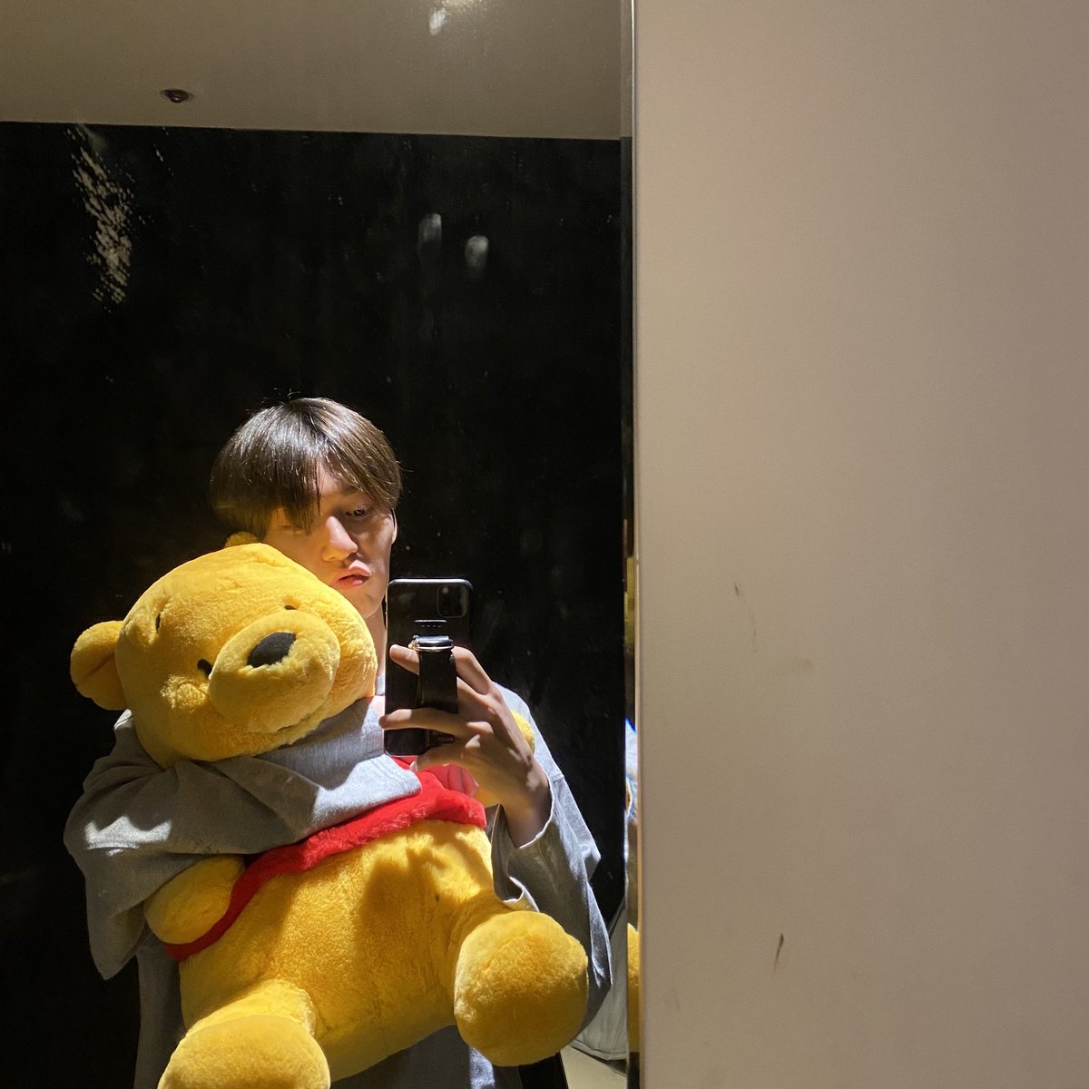 official_ONEUS's tweet photo. [#건희]
곰돌이 푸 너무 귀여운데
시온이가 자꾸 못 만지게 해서
화장실 간 사이 몰래 안아봤다👀 https://t.co/SVqBBaCF69