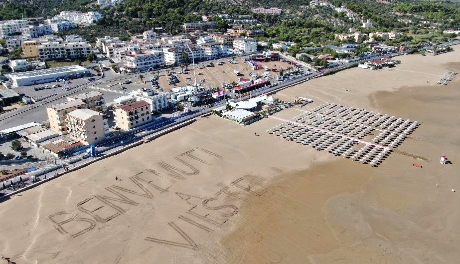 GIRBAsrl's tweet photo. I nostri mezzi sono pronti per iniziare la giornata nella splendida e soleggiata Vieste! 🏖☀️🚴‍♀️🚴‍♂️
#Giro2020 #Giro103 #Giroditalia2020 
https://t.co/YcNY4QxeoV https://t.co/cveCP2lLnE