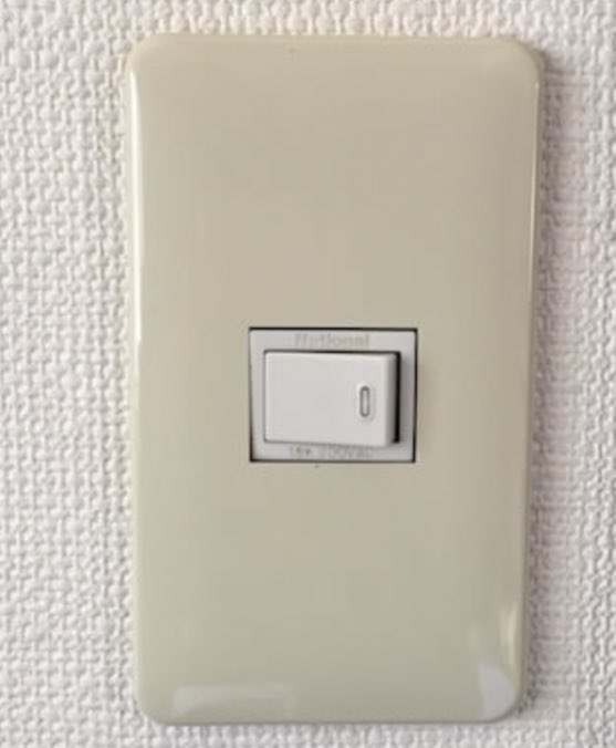 2 pic. 金持ちの電気のスイッチ　左 貧乏な電球スイッチ　右 僕は、右　みんなは、どっち？ https://t.co/qoV4jl6k2q