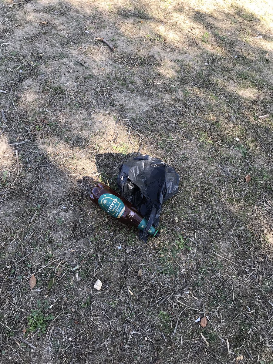 aidigr's tweet photo. Es una pena que un parque como el de las presillas(o cualquier otro)esté lleno de botellas de cerveza, vasos rotos, basuras rotas,...por todos los lados. https://t.co/9eLQJ8gcFD